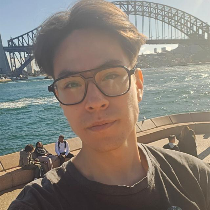 Carlo López Balbín in front of the Sydney Harbour Bridge